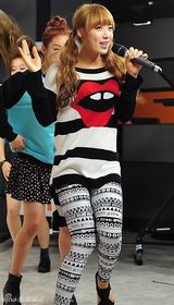 组图：韩女团TwoX出演音乐节目展激情舞台