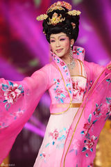 组图：李玉刚亮相安徽春晚反串献唱《梨花颂》