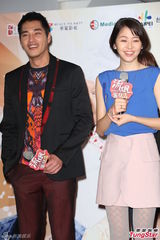 组图：长泽雅美开朗大笑 拍新剧蓝正龙教其爆粗