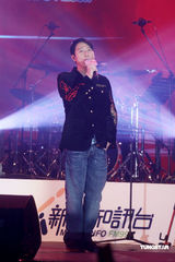 幻灯图：黎明率艺人为情人节开唱 与任贤齐合唱