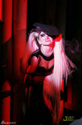 组图：Lady Gaga出席时装秀 脸上点痣造型依旧雷人