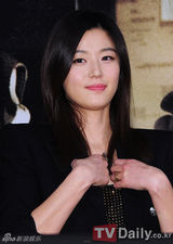 组图：韩片《柏林》试映会 全智贤黑裙亮相