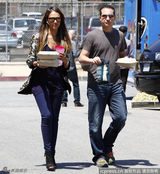 组图：阿尔芭与助理街边用餐 贴心为同事打包