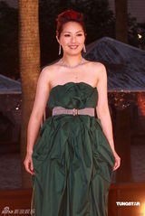 幻灯：香港金像奖颁奖红毯 杨千嬅绿裙典雅