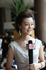 组图：车晓长裙亮相时尚晚宴 气度优雅显端庄