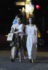 组图：伊能静夜会友人 散步养生