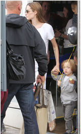 组图：36岁辣妈安吉丽娜-朱莉白裙现身咖啡馆