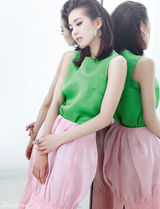 组图：刘诗诗登封面烟熏妆容率真洒脱