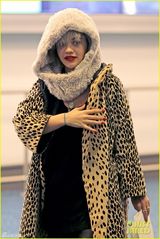 组图：女歌手瑞塔奥拉红唇豹纹外套土豪范儿