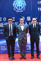 组图：谢霆锋张家辉杨受成亮相红毯展型男酷帅