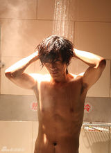 高清组图：张峻宁湿身上阵 为角色不惜春光乍泄