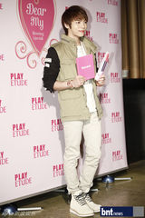 组图：韩国组合SHINee助阵化妆品牌新品发布