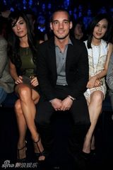 组图：高圆圆与斯内德米兰观秀 铆钉裙朋克十足