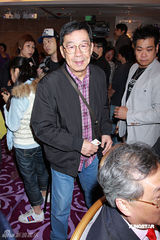 幻灯：张卫健澄清婚变传闻 小柏芝贡米亮相香江