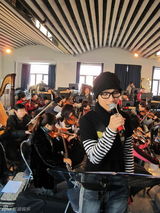 组图：陈楚生与交响乐团排练 不惧哈尔滨低温