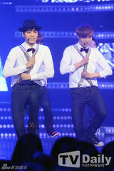 组图：EXO《冠军秀》夺冠 全员登台背带裤青葱