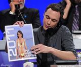 组图：谢耳朵乔治-克鲁尼为慈善募捐卖力搞怪