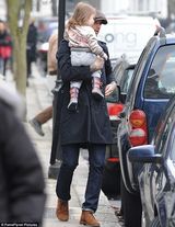 组图：小七披发踩红靴抢镜 贝帅抱女儿父爱十足