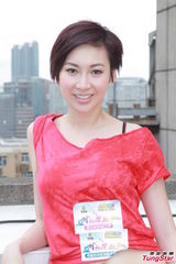 组图：白云梁政钰湿身抛胸大秀事业线