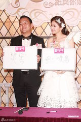 组图：徐淑敏携老公黄浩出席婚纱活动大秀恩爱