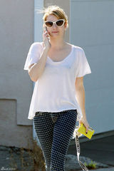 组图：艾玛-罗伯茨清爽装扮戴墨镜逛街