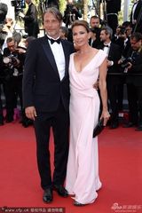 组图：上届影帝麦德斯携妻子现身戛纳红毯