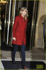 组图：泰勒优雅亮相巴黎 红色外套抢镜十足