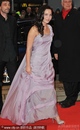 幻灯：《猎人》首映 米特拉-哈加个性民族装抢眼球 