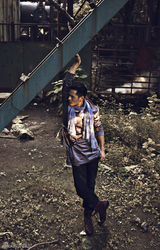 组图：边原秋冬写真风衣上身 塑造高品位男人