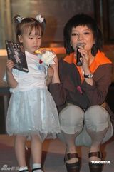 策划组图：赵薇与小孩子合影 出席活动常露母爱