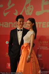 组图：冯绍峰倪妮情侣档现身 羞涩接吻