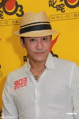 组图：毛宁称感情受祝福 尊重伴侣不张扬