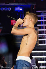 组图：比伯演唱会现场掏裤裆 撅屁露内裤尺度大