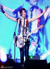 组图：韩星鲁敏宇发新辑眼线妆妖艳创可贴遮点