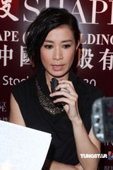 组图：佘诗曼出席商业活动否认和吴卓羲相约吃饭