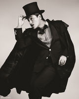 组图：陈坤登杂志封面 搞怪造型尽显诙谐幽默