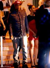 组图：碧昂斯夫妻用餐 火红短裙冲天发髻俏皮