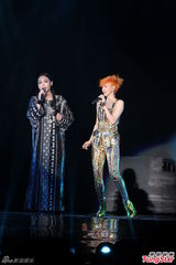 组图：孙燕姿橙发亮眼披黄金甲 许美静助阵