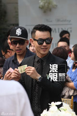 组图：何洁赫子铭大婚 陈楚生苏醒柳岩等到贺