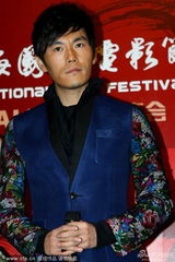 组图：娄烨秦昊助阵活动 黄璐胸前镂空装性感