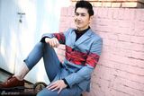 组图：何明翰帅气街头写真展俊朗英姿