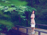 组图：袁泉杂志封面曝光 森林恬静漫步与黑天鹅共舞