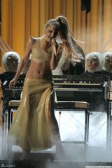 高清图：格莱美现场 Lady Gaga野兽妆热力献歌