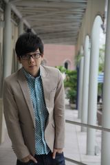 高清图：胡夏“萌”游新加坡 造型经典笑容灿烂