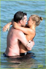 组图：阿凡达男主角与女友戏水上演激凸湿吻