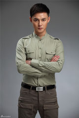 组图：尹正硬朗写真 深邃目光展冷峻气质