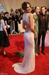 高清组图：纽约大都会庆典 亚历山大展名模风采