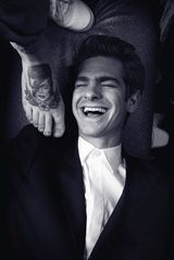 组图：安德鲁-加菲尔德西装革履登杂志