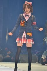 组图：徐若瑄婚纱现身东京时尚秀 比美佐佐木希