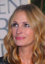 高清组图：朱莉娅-罗伯茨长款项链充满异域风